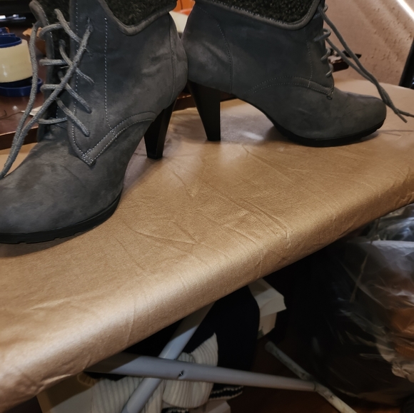 White Mountain Grey Suede Booties with Fleece Size 12 - Picture 3 of 5